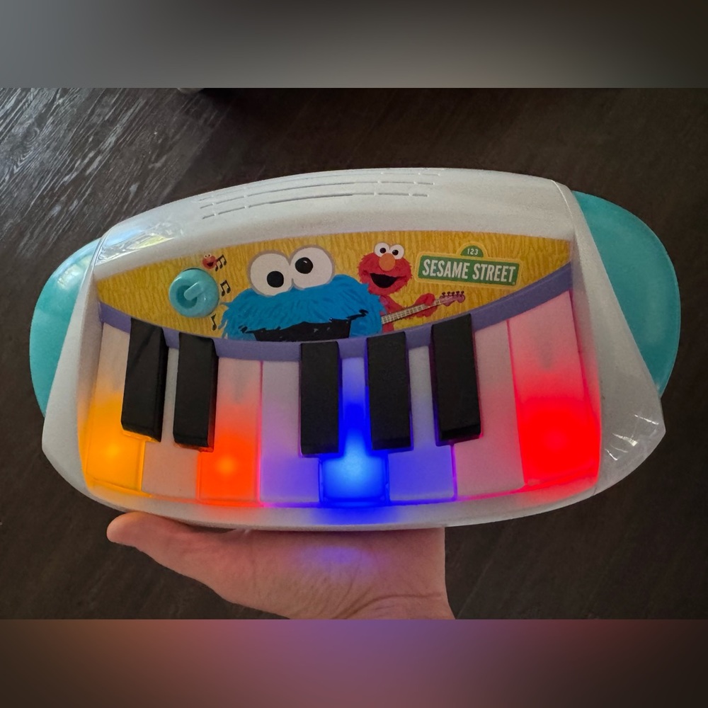 2010 Sesame Street Colorful Musical Keyboard Toy